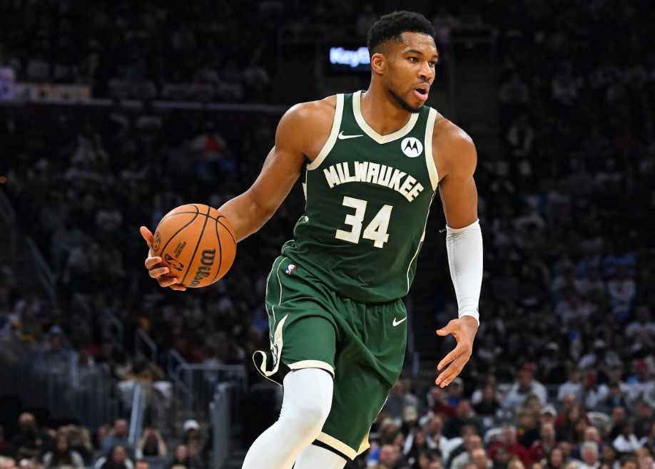 Bucks는 Antetokounmpo가 오늘 Hornets를 놓칠 것이라고 공식적으로 발표했습니다. 그가 마지막으로 결석했을 때 팀은 워리어스를 이겼습니다.